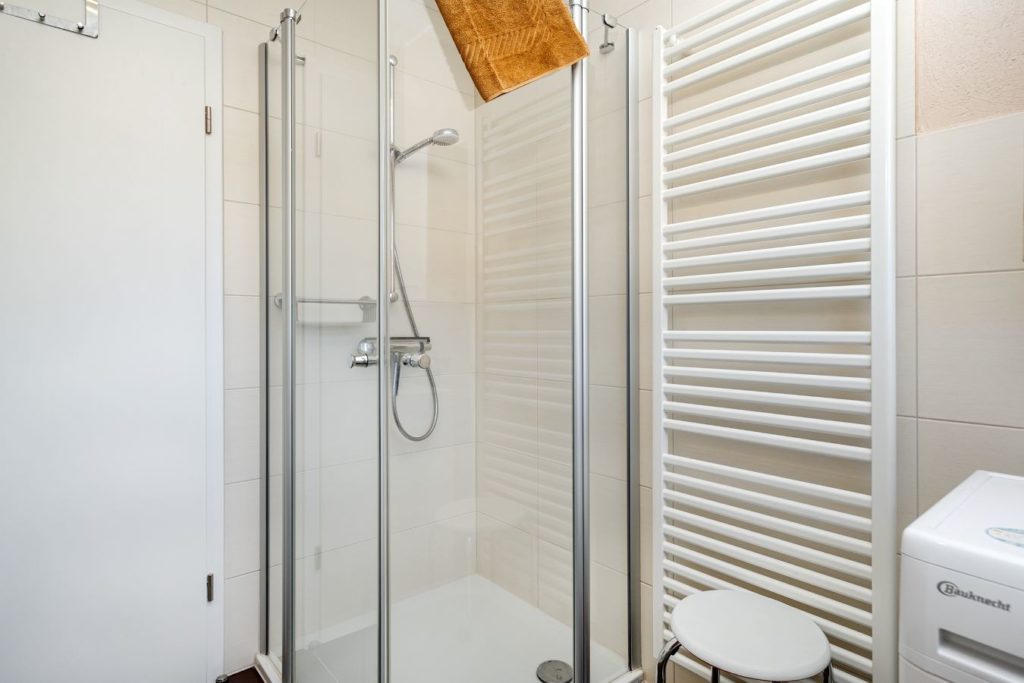 Bodentiefe Dusche und Handtuchheizkörper